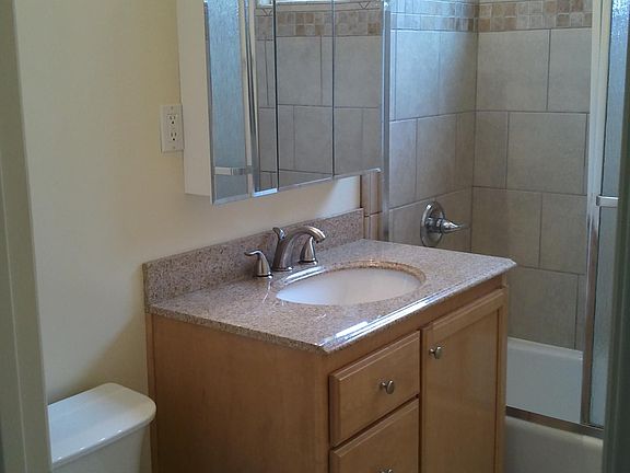 4th image of 2736 Arlington Ave APT D