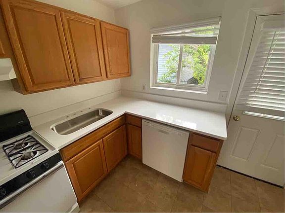 Kitchen with Gas Stove!