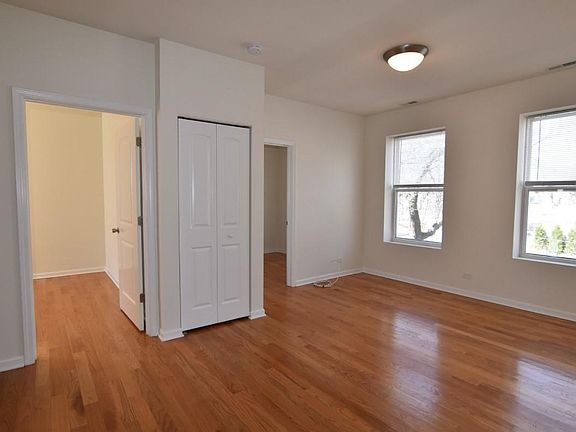 4th image of 2133 W Ainslie St #1