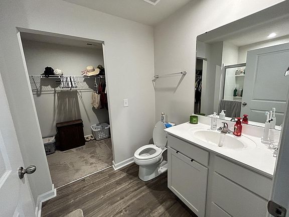 3rd image of 132 Queens Mill Ct