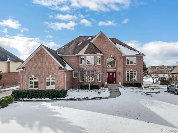 2654 Invitational Dr, Oakland, MI 48363