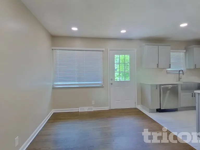 607 NE Darwin St — Photo 4
