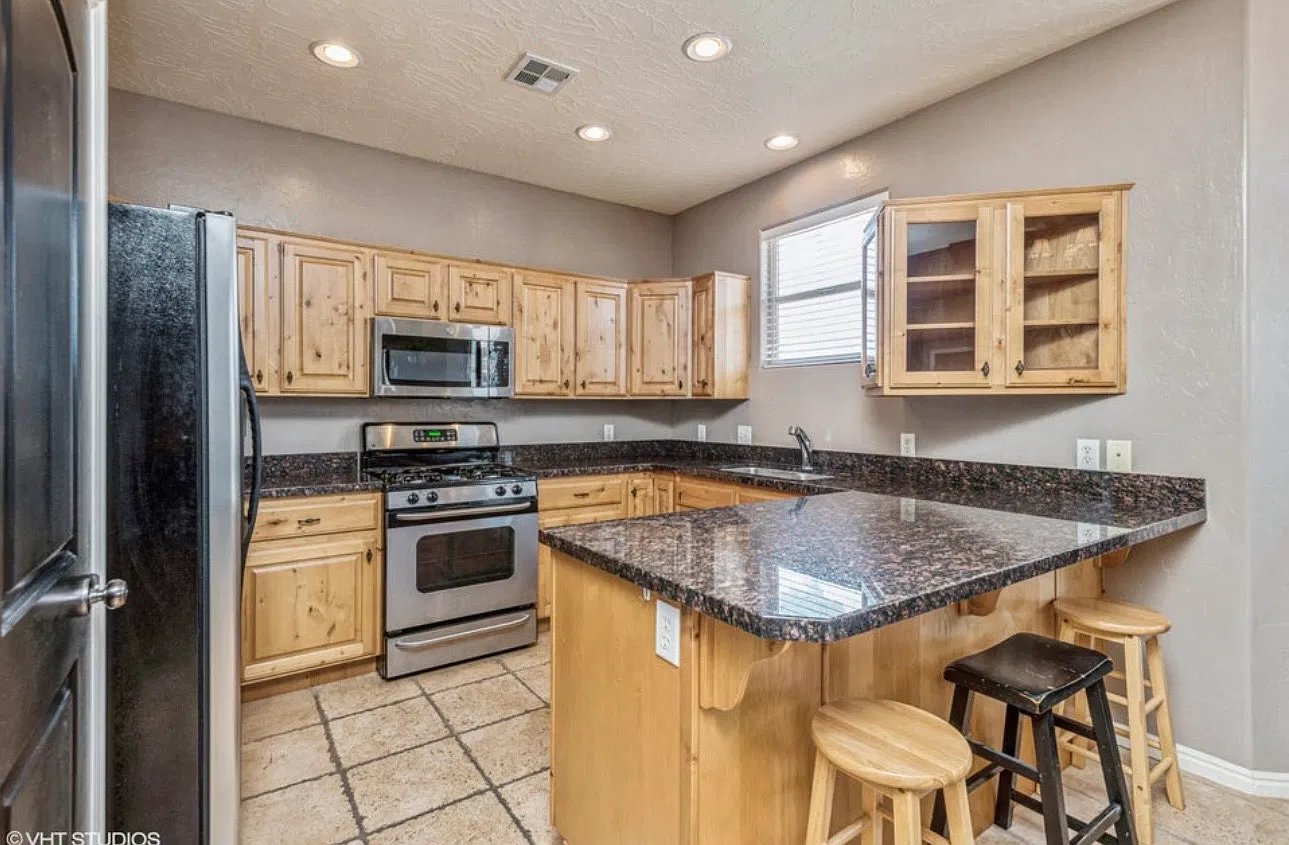 4 bed, 2583 sqft, $2,500 — Photo 4