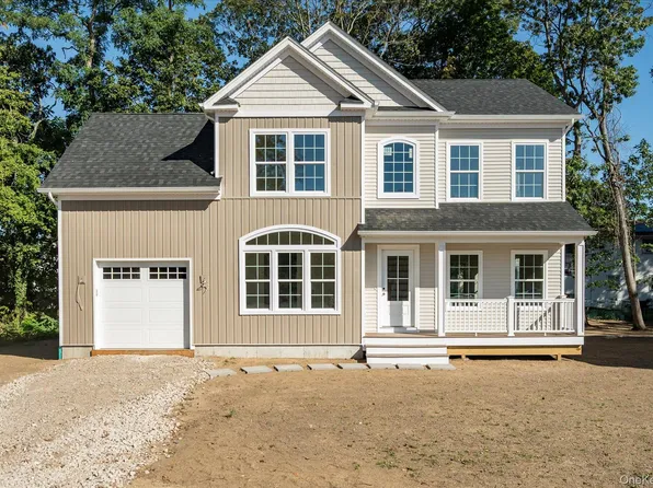 4 Gail-Grace Court, Copiague, NY 11726