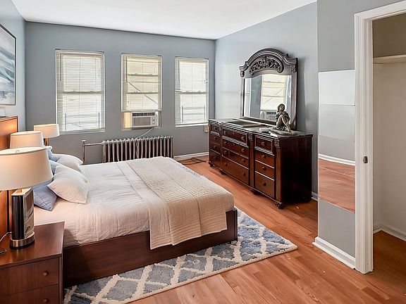 MASTER BEDROOM (STAGED)