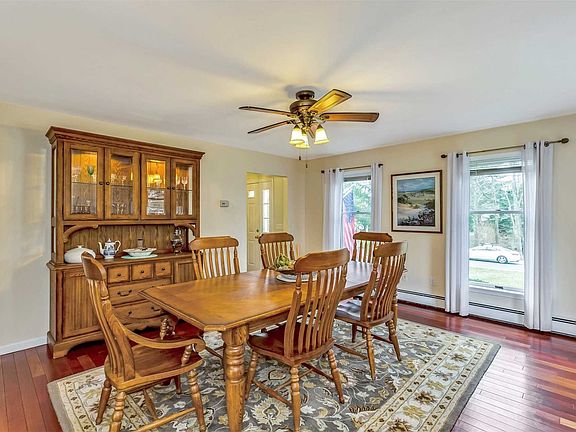 3rd image of 975 Victoria Dr
