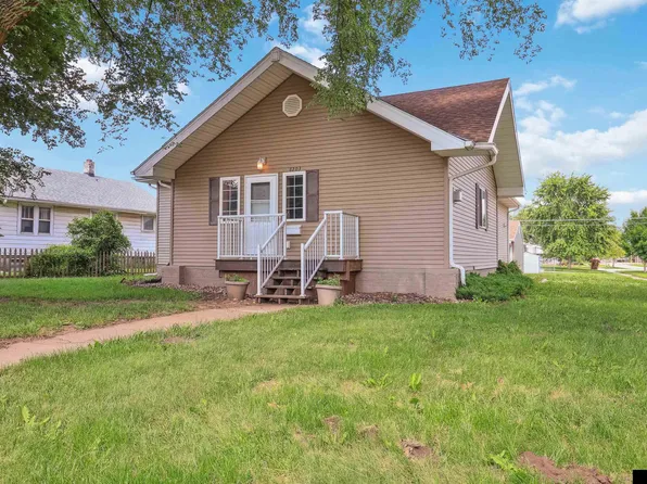8203 N 30th St, Omaha, NE 68112