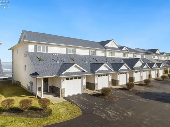1215 W Lakeshore Dr, Port Clinton, OH 43452