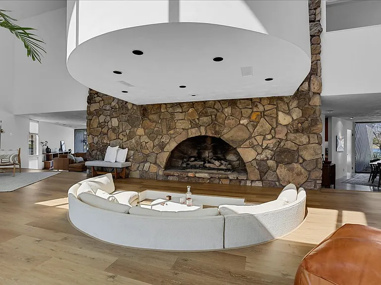 4010 Clubhouse Dr — Photo 5