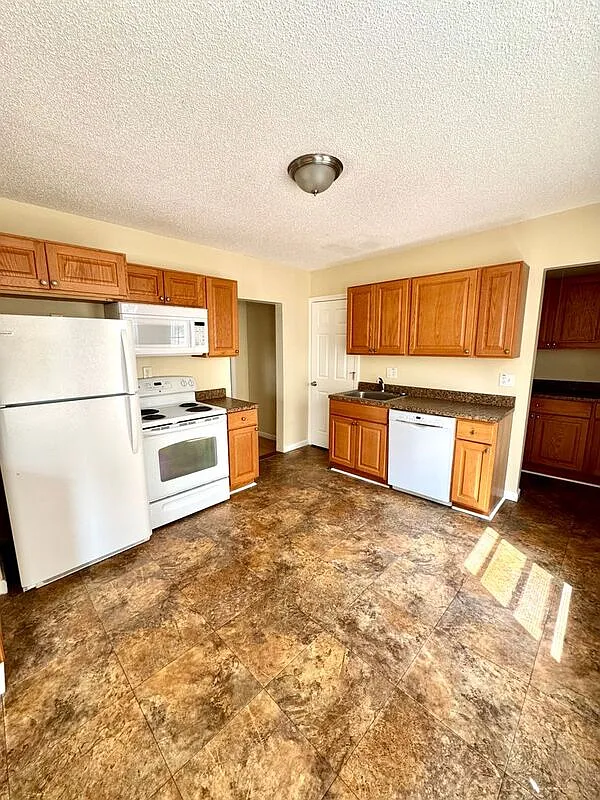 Building Photo - 15 Casimir St #2