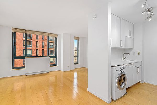 1st image of 1 Irving Pl APT U15i