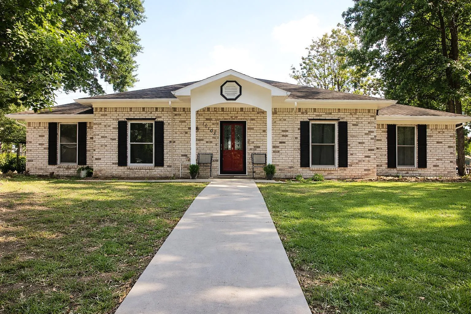 4 bed, 2.0 bath, 2646 sqft, $2,000 — Photo 1
