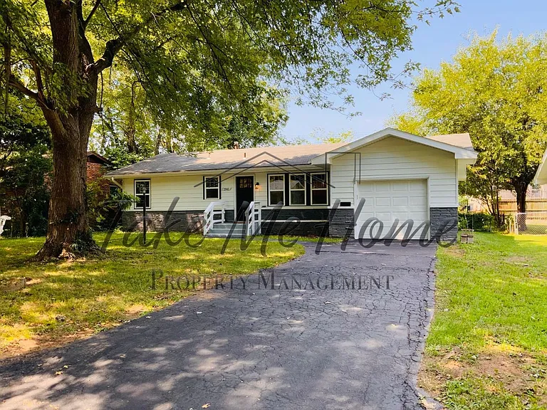 1941 S Sagamont Ave — Photo 2