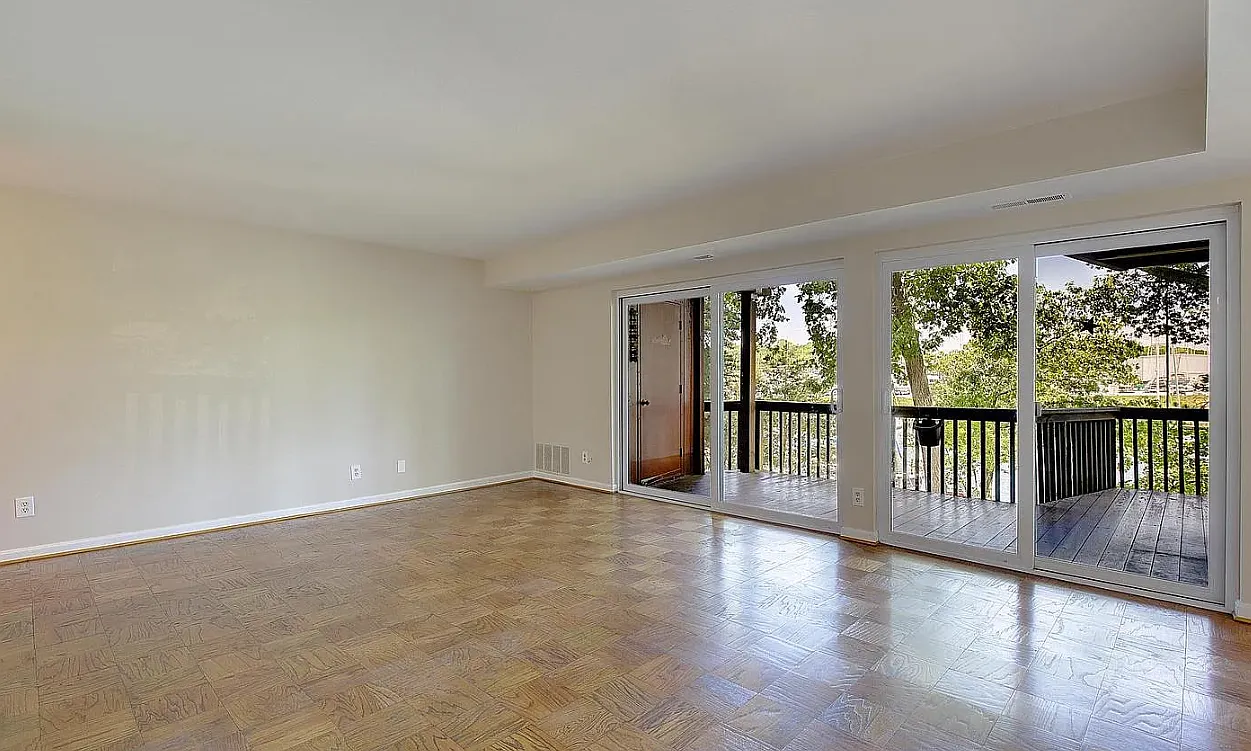 3 bed, 1295 sqft, $3,800 — Photo 2