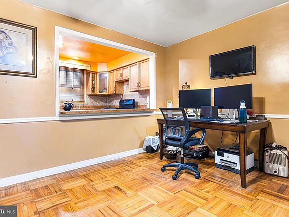 5th image of 1035 E Dorset St