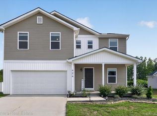 424 Saddlebrook Dr, Linden, MI 48451