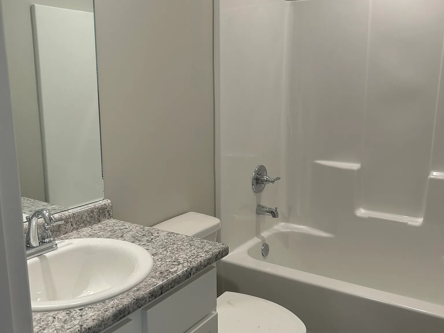 3 bed, 1100 sqft, $1,300 — Photo 4
