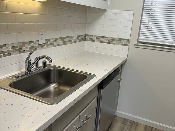 5th image of 1405 Oak Grove Ave APT 302