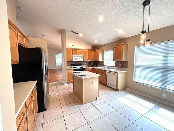 3rd image of 488 Winding Hollow Ave