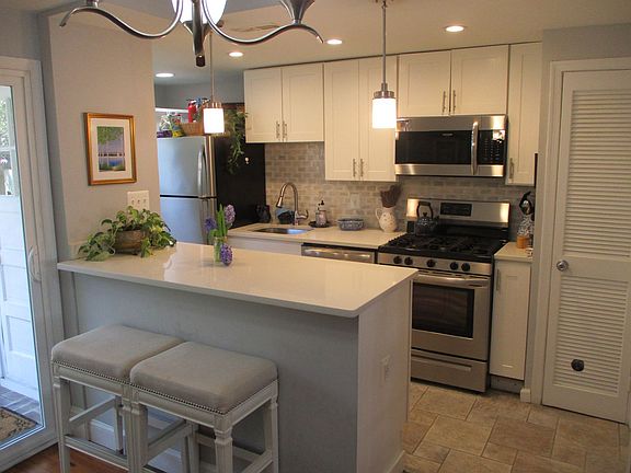 4th image of 1628 33rd St NW