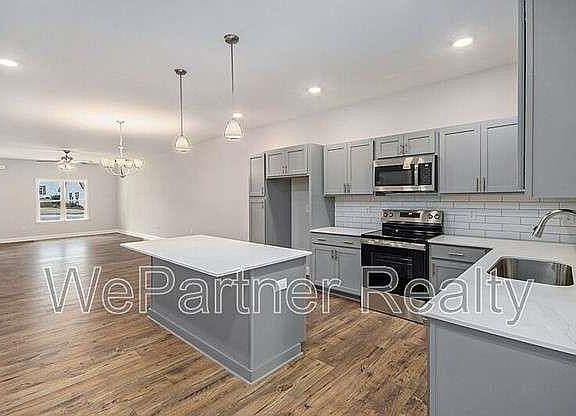 3rd image of 136 Crest Pointe