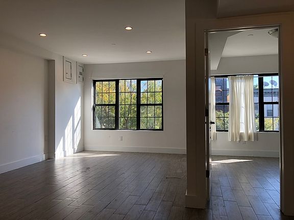 4th image of 955 Lafayette Ave #2C
