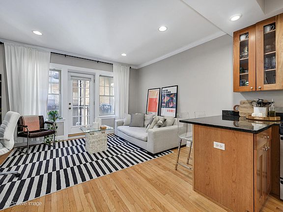 4th image of 2239 N Lincoln Ave APT 2B