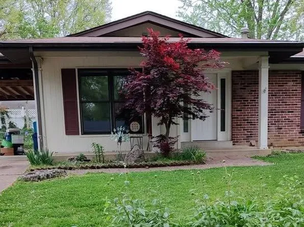 547 Blazedwood Dr, Ballwin, MO 63021