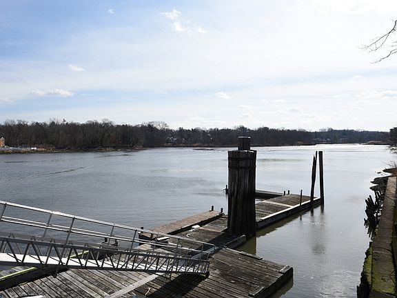 BLD ON MANHASSET BAY