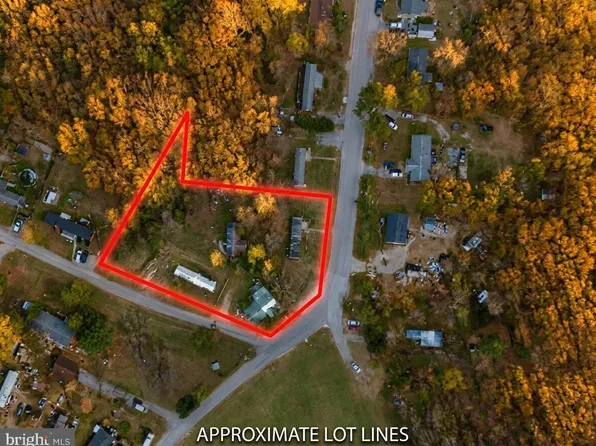 12 Salty Ln, Falling Waters, WV 25419