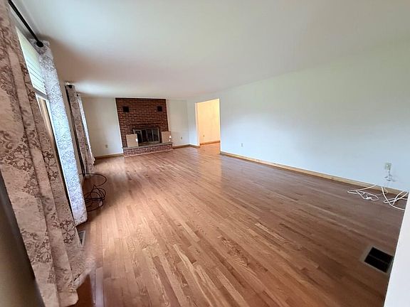 5th image of 440 Gilfillan St