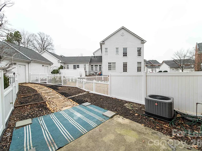 108 Southsquare Row — Photo 8
