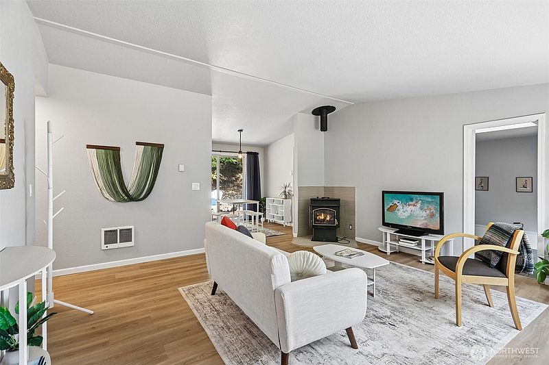 3rd image of 814 S Davies Road