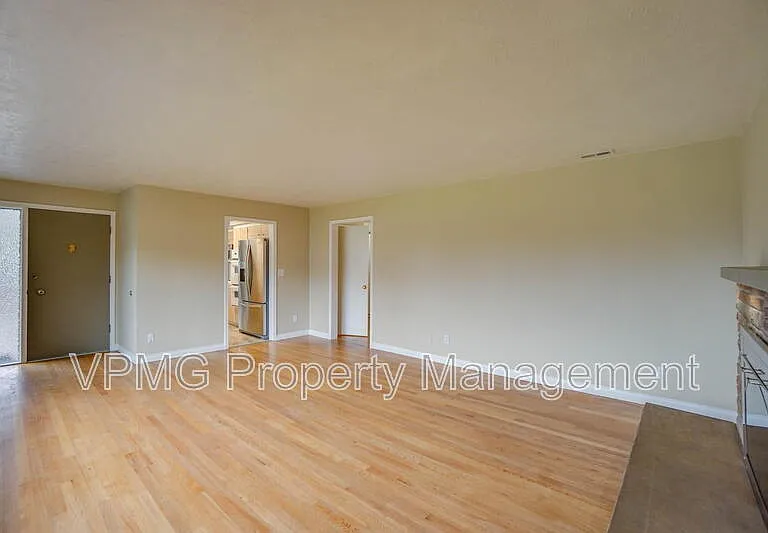 2218 E 18th St #A — Photo 5