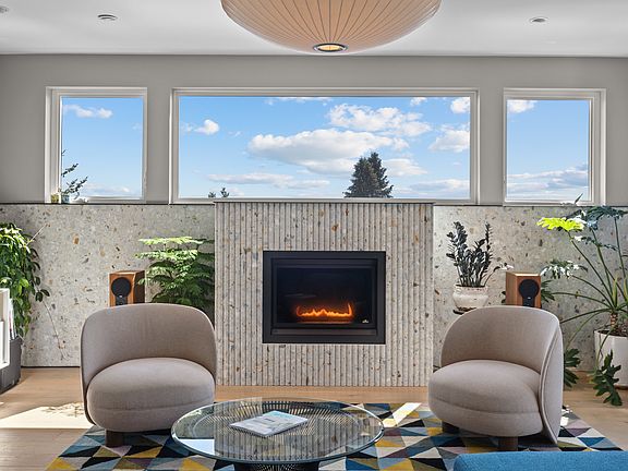 Living room/gas fireplace