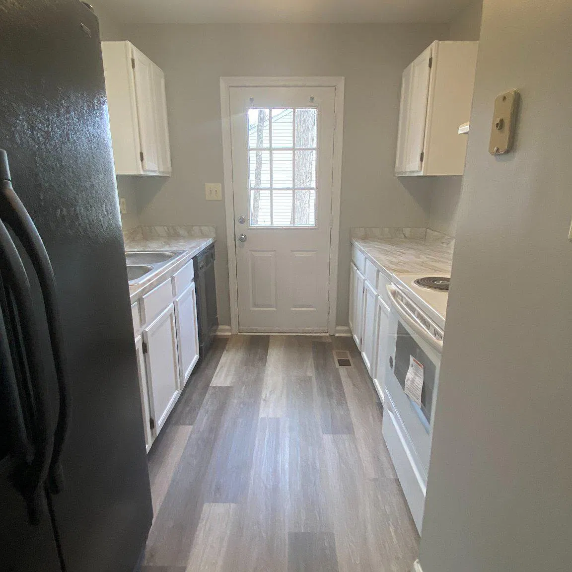 3 bed, 2.0 bath, 1008 sqft, $1,800 — Photo 3