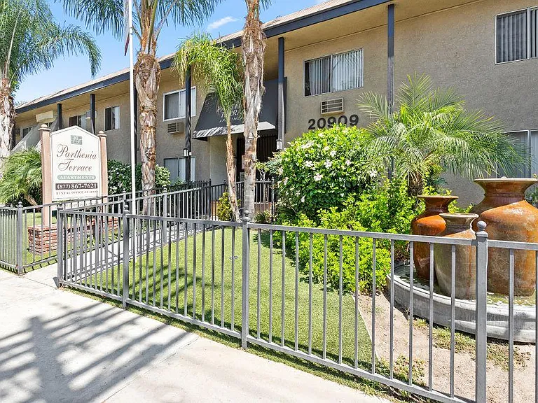 Parthenia Terrace Apartments — Photo 44