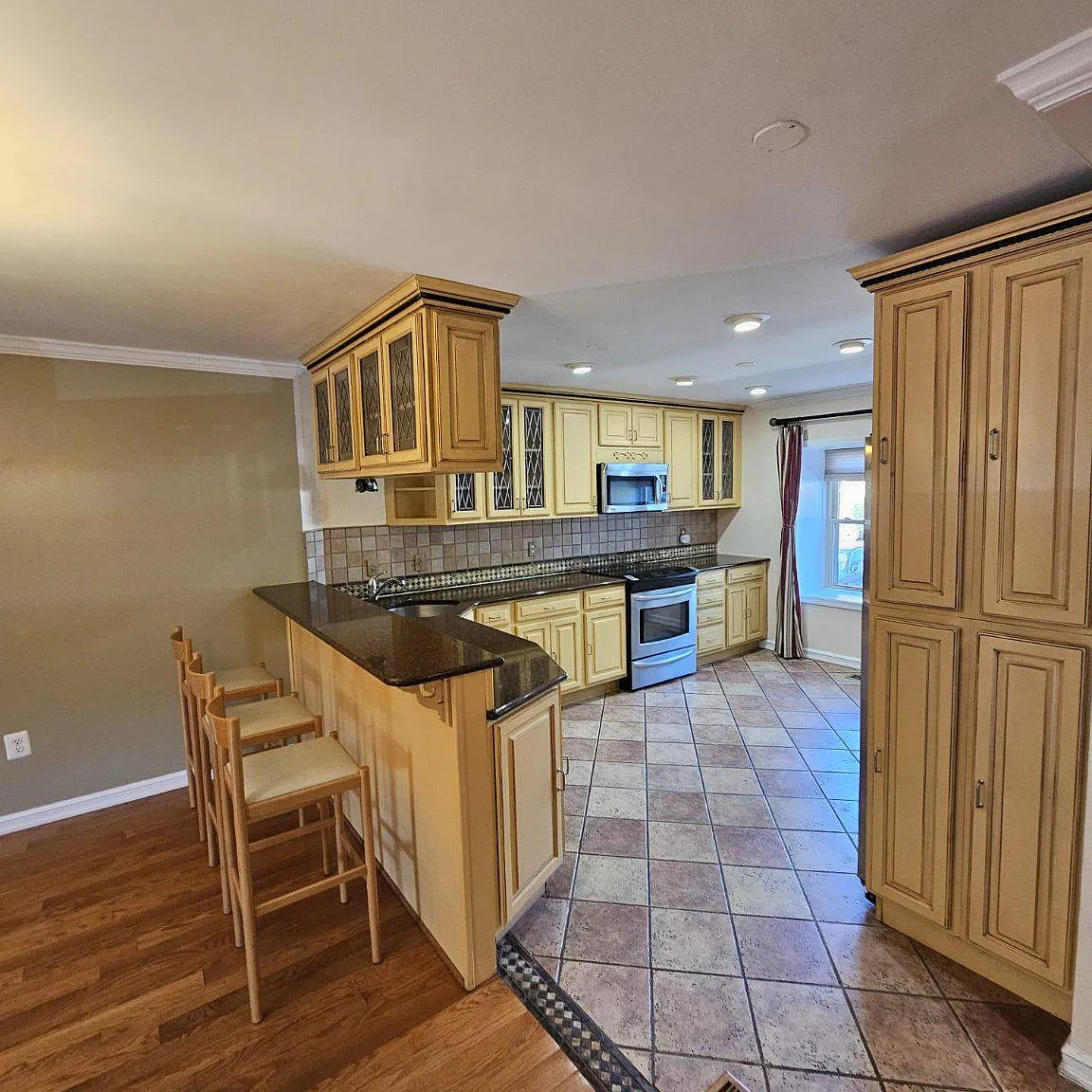 3 bed, 3.5 bath, 1935 sqft, $3,850 — Photo 2