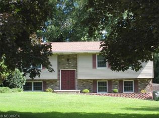 195 Woodsdale Dr, Mogadore, OH 44260