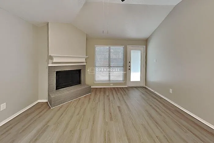 3 bed, 2.0 bath, 1484 sqft, $2,100 — Photo 3