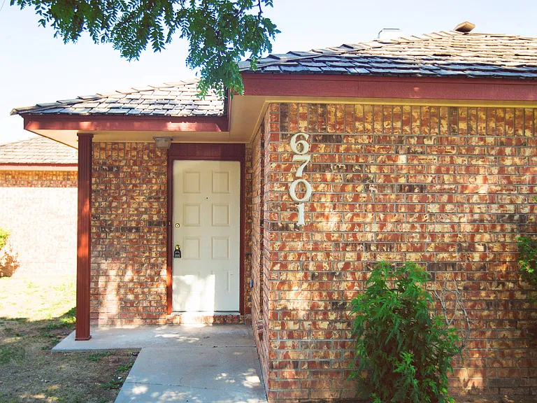 Quail Creek Apartments & Duplexes — Photo 11