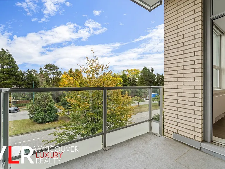 6733 Cambie St #303 — Photo 11