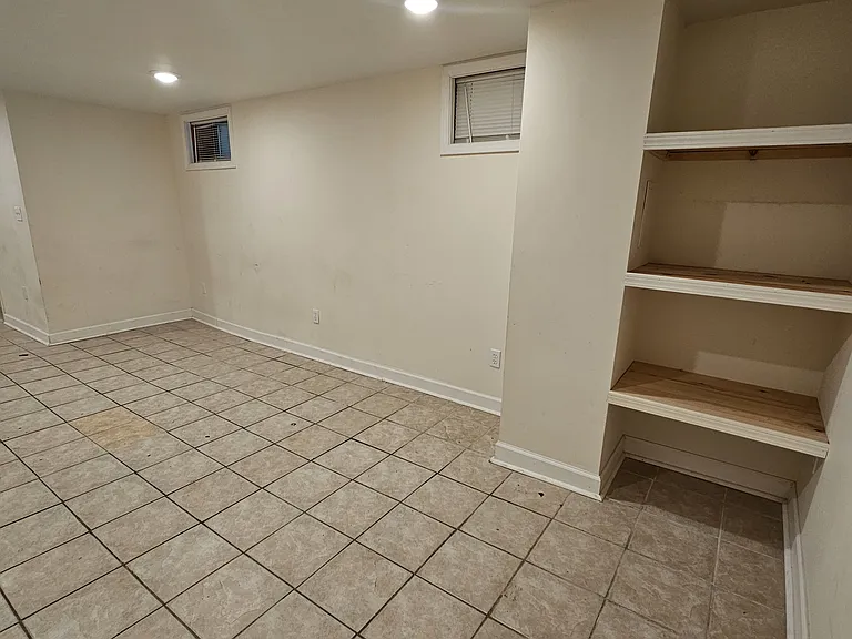 817 W 39th St #BASEMENT — Photo 7