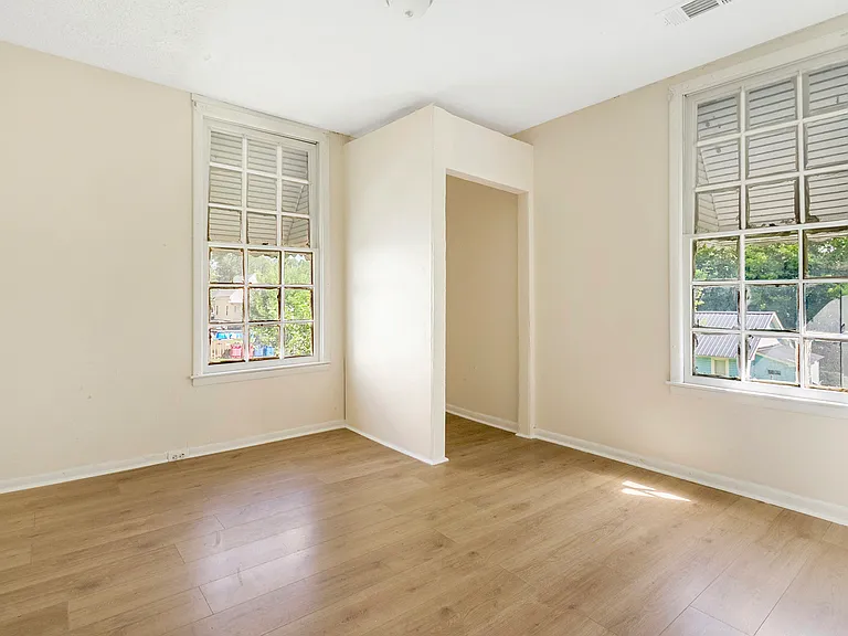 1031 Ash St — Photo 13