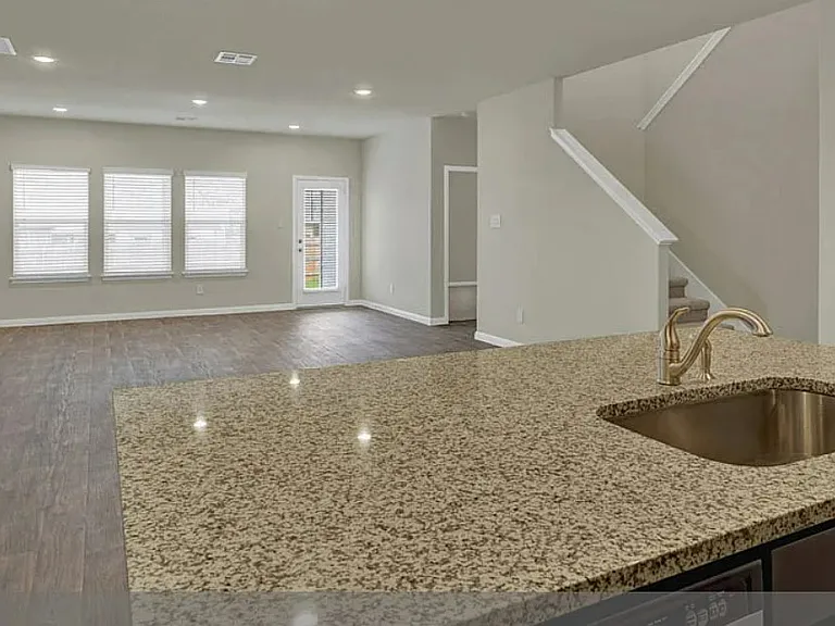 115 Bethpage Dr — Photo 5
