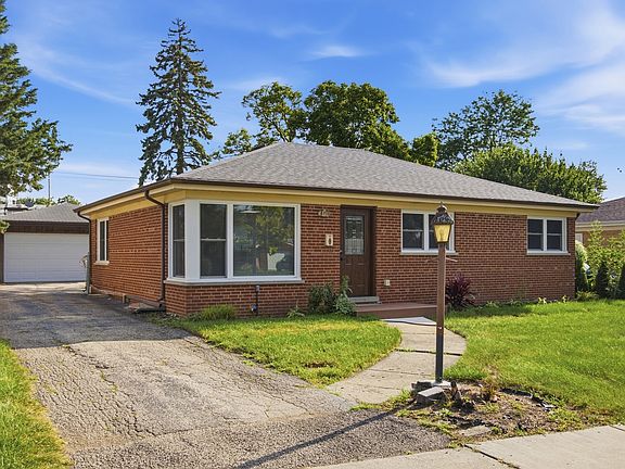 2nd image of 33 Cranbrook Dr