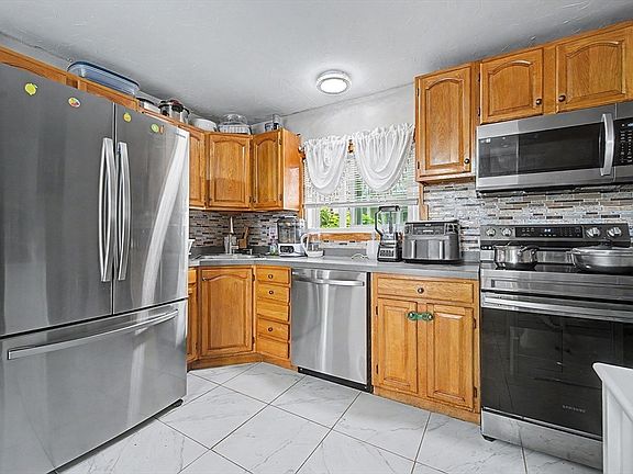 5th image of 30 Riverview St