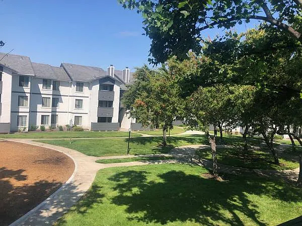 Spinnaker Pointe — Photo 3