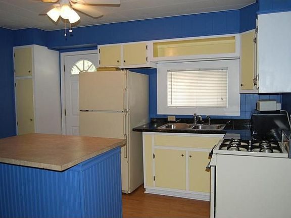 Kitchen w/ granite counter top
