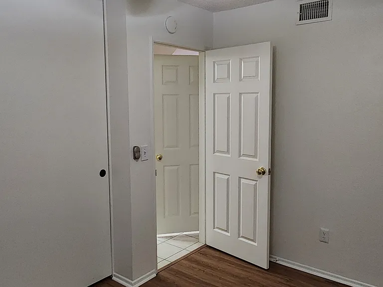 811 W Grondahl St #F — Photo 8